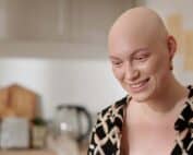 Une femme souriante en chimiothérapie