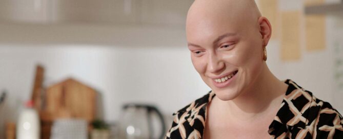 Une femme souriante en chimiothérapie