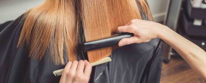 Femme qui se fait lisser les cheveux
