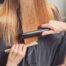 Femme qui se fait lisser les cheveux