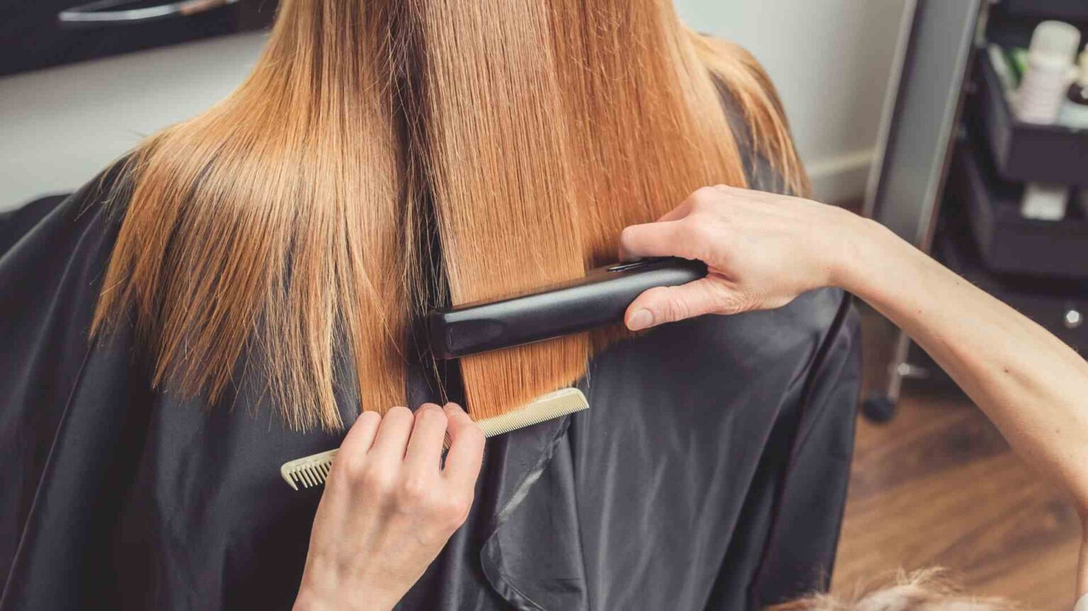 Femme qui se fait lisser les cheveux