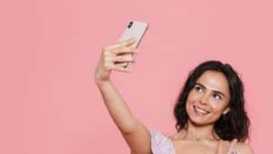 Innovation en coiffure : femme qui teste une couleur de cheveux sur une application