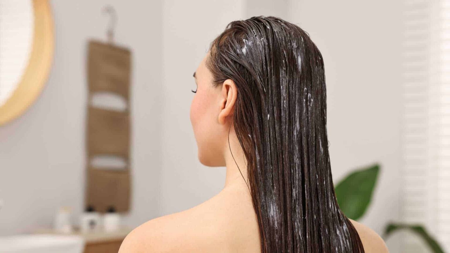 Une femme qui fait un soin pour traiter son psoriasis du cuir chevelu