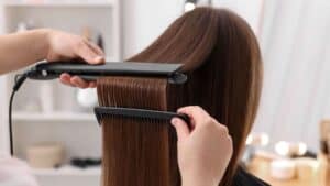 Une femme qui se fait un lissage brésilien en salon