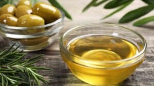 Huile de coco et huile d'olive comme des produits naturels anti-poux