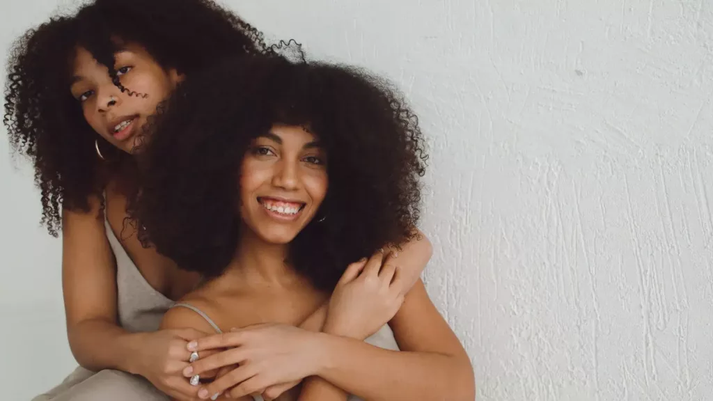deux-femme-devant-une-routine-cheveux-boucles