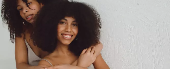 deux-femme-devant-une-routine-cheveux-boucles