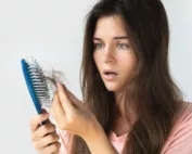femme-sous-le-choque-du-a-sa-perte-de-cheveux-stress