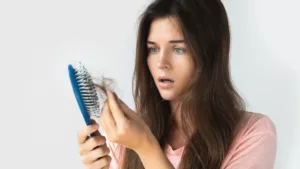 perte-de-cheveux-stress femme-sous-le-choque-du-a-sa-perte-de-cheveux-stress