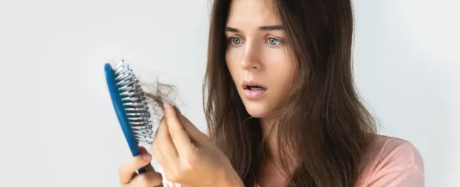 femme-sous-le-choque-du-a-sa-perte-de-cheveux-stress