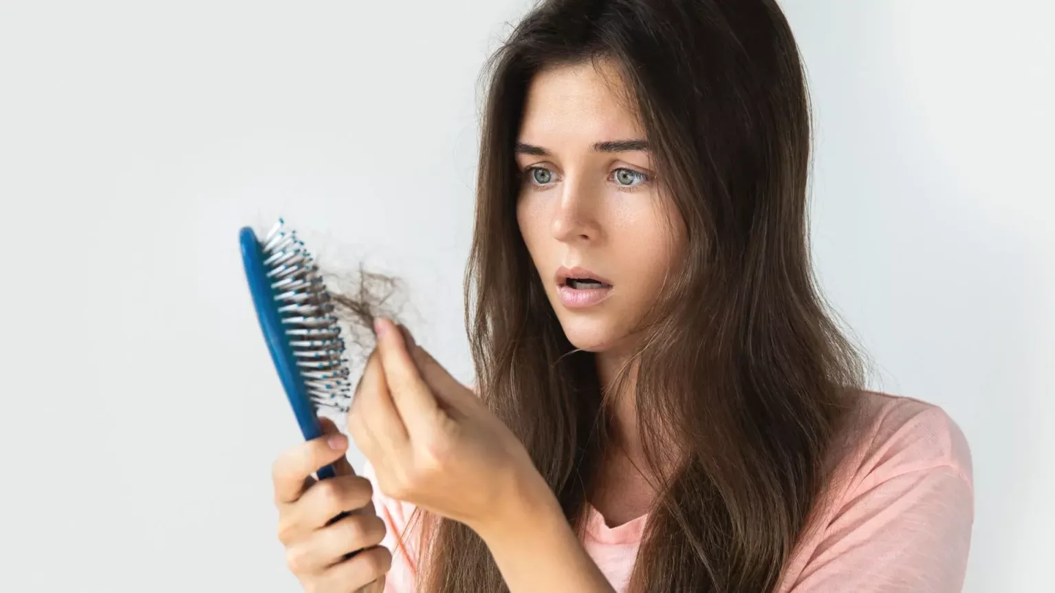 femme-sous-le-choque-du-a-sa-perte-de-cheveux-stress