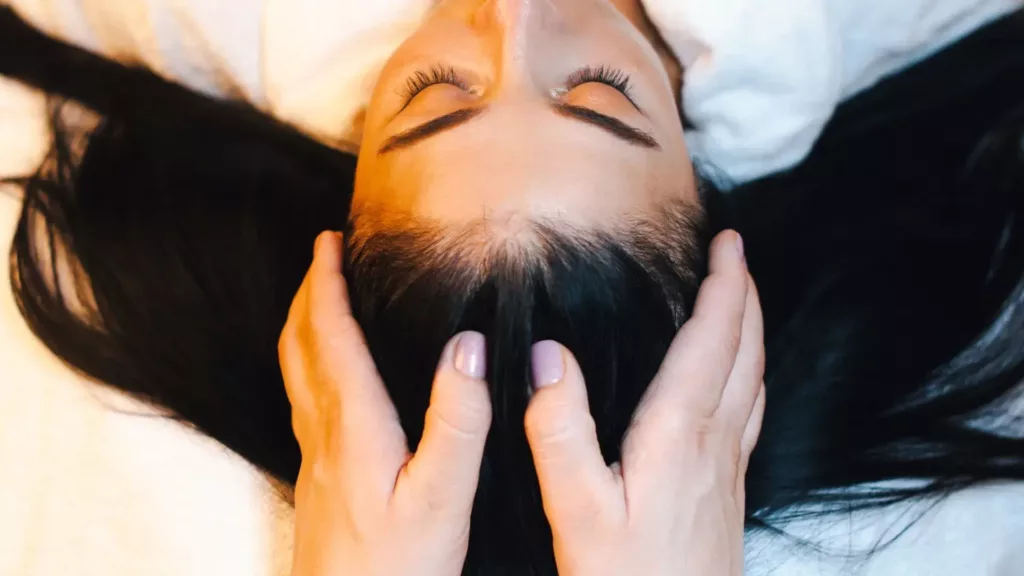 Massage du cuir chevelu par Biocoiff