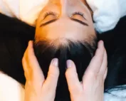Massage du cuir chevelu par Biocoiff