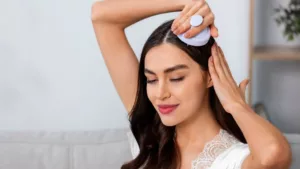 Une femme se masse le cuir chevelu avec un bosse