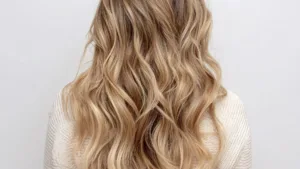 Femme de dos ayant une coloration babylight blond
