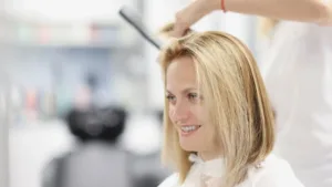 Une femme blonde fait un carré chez le coiffeur