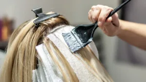 coloration-en-salon Une femme qui se fait une couleur en salon