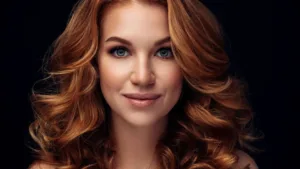 Une femme aux cheveux colorés