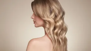 Une femme de profil qui montre son blond