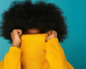 Femme avec une coiffure afro volumineuse, exemple d'une routine capillaire pour cheveux crépus réussie.