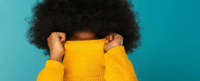 Femme avec une coiffure afro volumineuse, exemple d'une routine capillaire pour cheveux crépus réussie.