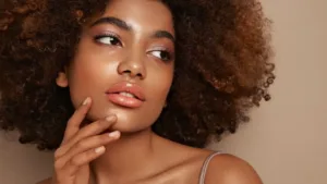 Femmes aux cheveux afro marrons