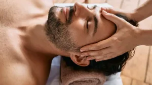 Homme recevant un massage crânien lors d'un soin head spa pour un moment de bien-être absolu.