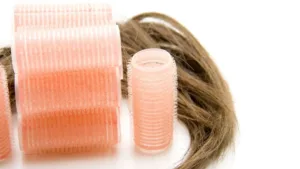 Bigoudis posés à côté de cheveux