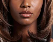 face framing ou coupe dégradée sur une femme noire