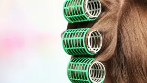 Bigoudis enroulés sur des cheveux