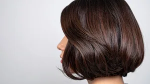 Coupe courte sur une brune