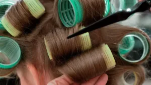 Bigoudis pour un brushing années 70