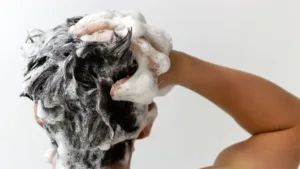 Un homme qui se fait un shampoing