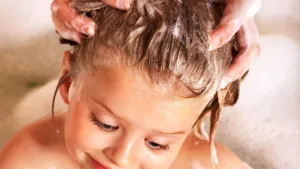 Shampoing sur enfant