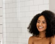 Une femme aux cheveux bouclés souriante