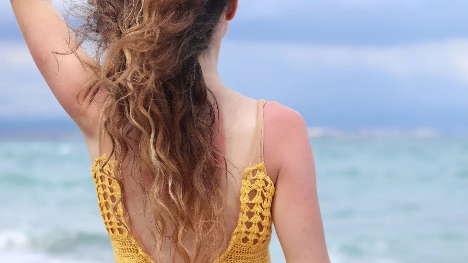 Une femme s'expose au soleil à la page