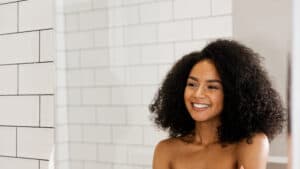 Une femme aux cheveux bouclés souriante