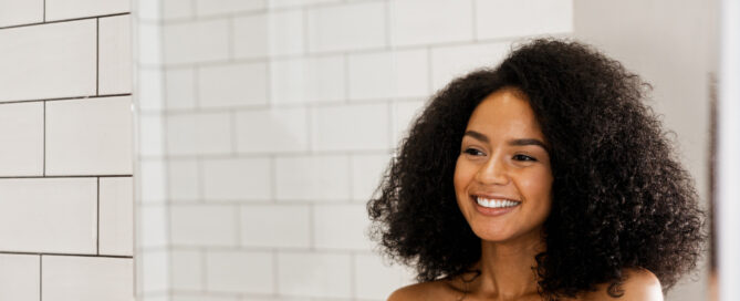 Une femme aux cheveux bouclés souriante
