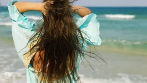 Une femme se touche les cheveux au soleil