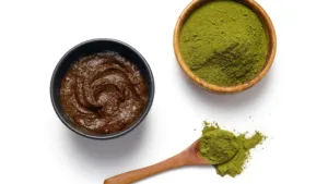 Deux pots de coloration végétale en poudre et en pâte