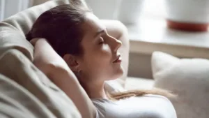 Une femme se repose pour éviter le stress