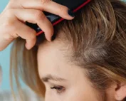 Une femme avec le cuir chevelu sensible se brosse