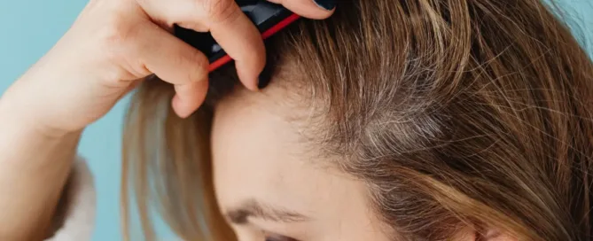 Une femme avec le cuir chevelu sensible se brosse