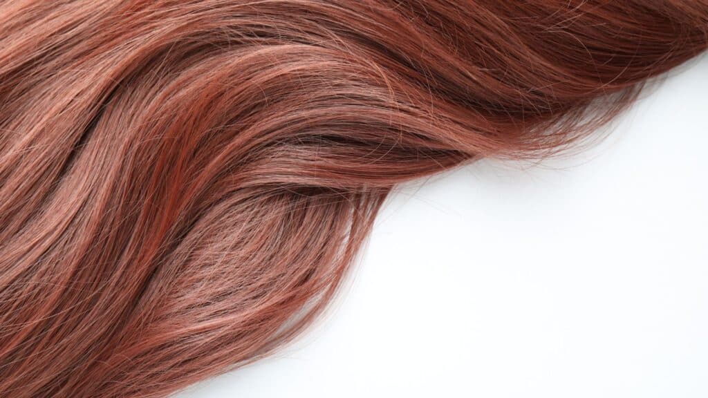 Des cheveux colorés en rouge à laver au shampoing solide