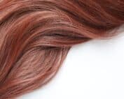 Des cheveux colorés en rouge à laver au shampoing solide