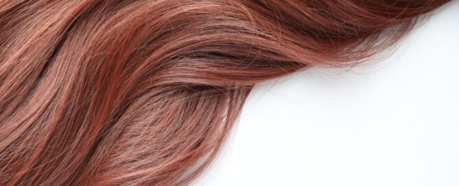 Des cheveux colorés en rouge à laver au shampoing solide