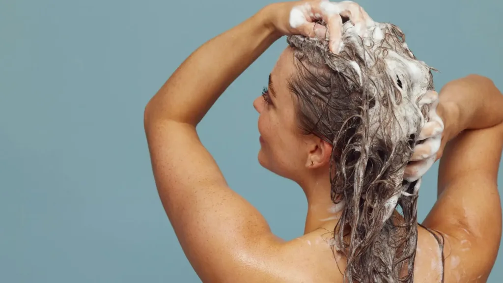 femme qui se fait un shampoing