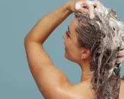 femme qui se fait un shampoing