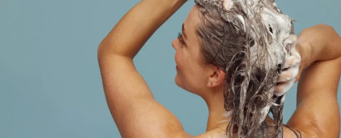 femme qui se fait un shampoing
