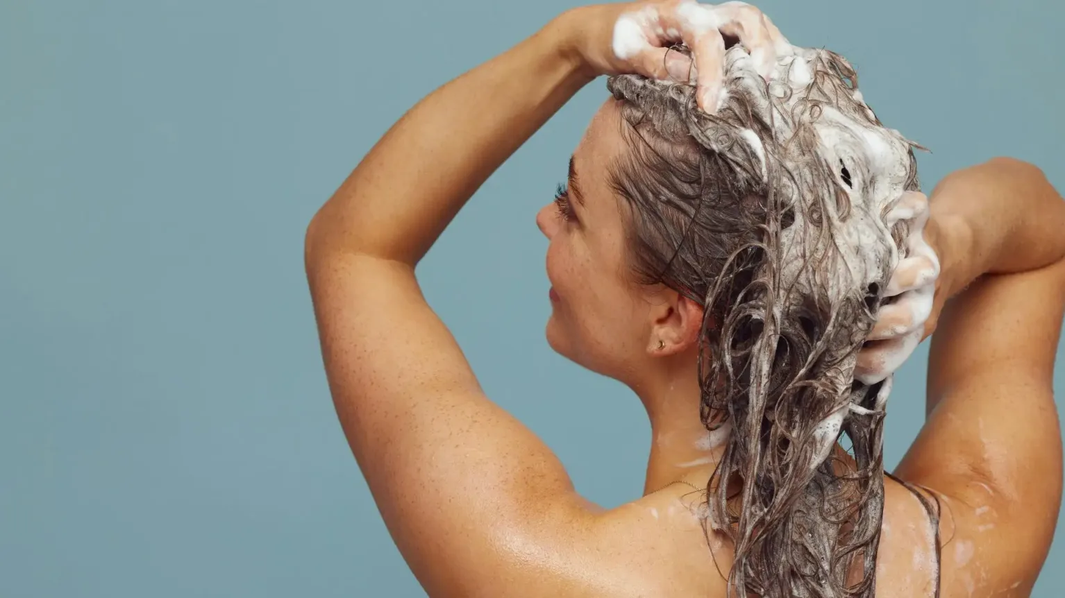 femme qui se fait un shampoing